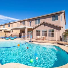 Luxurious Retreat. FREE HTD Pool & Outdoor Fun!