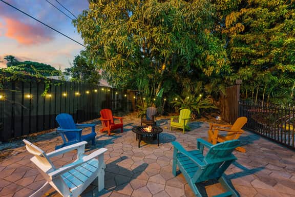 2 Mansions with Pool & BBQ Sleeps 22