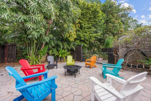 2 Mansions with Pool & BBQ Sleeps 22