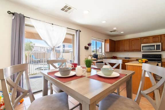 Luxurious Retreat. FREE HTD Pool & Outdoor Fun!