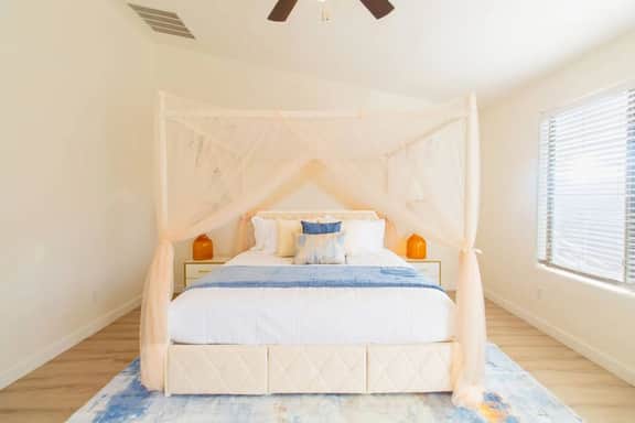 Luxurious Retreat. FREE HTD Pool & Outdoor Fun!