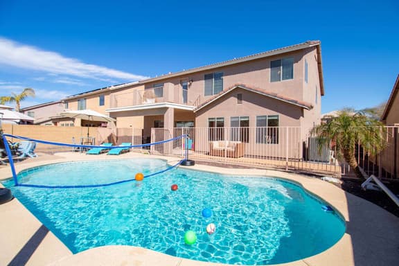 Luxurious Retreat. FREE HTD Pool & Outdoor Fun!